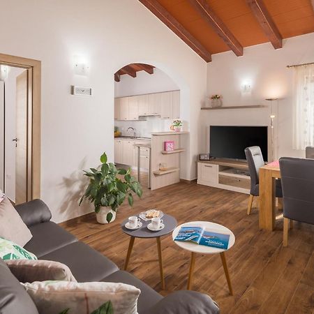 Villa Gracia Sveti Lovrec Pazenaticki ภายนอก รูปภาพ