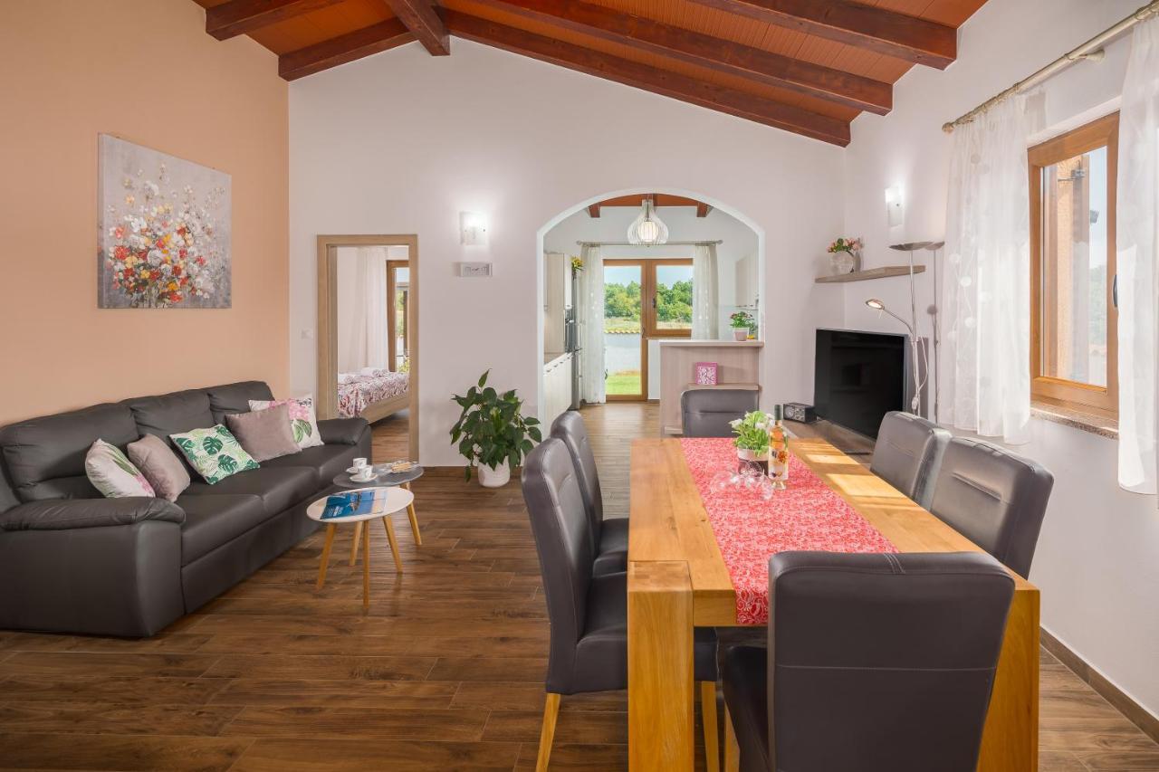 Villa Gracia Sveti Lovrec Pazenaticki ภายนอก รูปภาพ