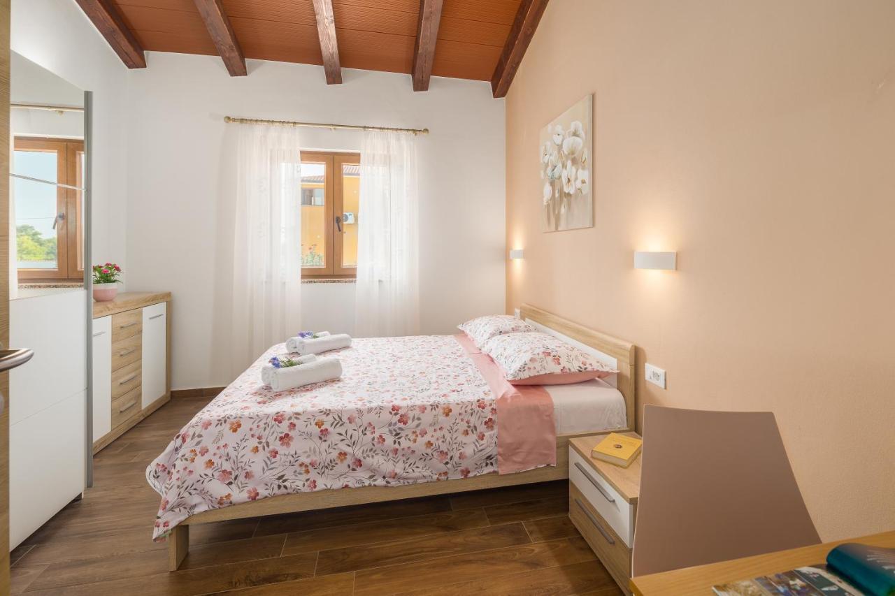 Villa Gracia Sveti Lovrec Pazenaticki ภายนอก รูปภาพ
